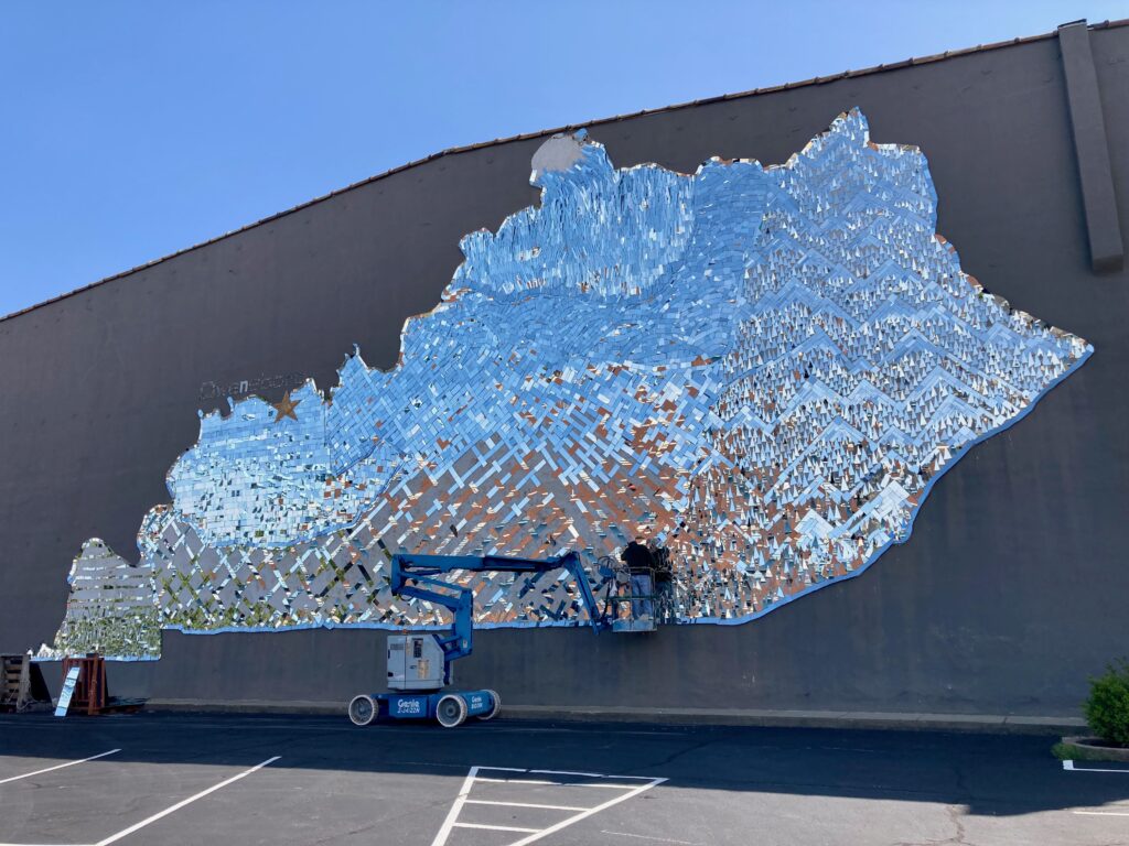 top_reasons_to_visit_owensboro_kentucky_glass_mural-8025224